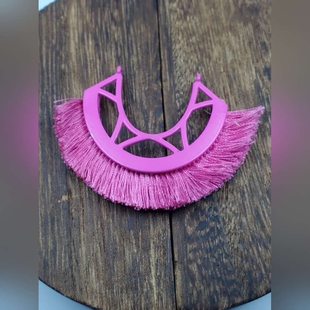 Baublebar Barbiecore southern tassel hot pink necklace pendnat